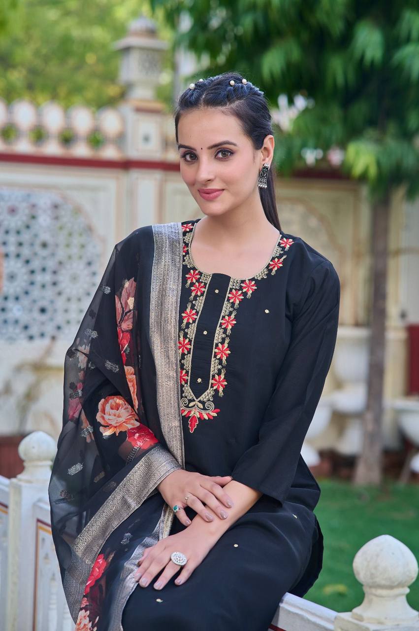 Graceful Black Kurti Set 🌸