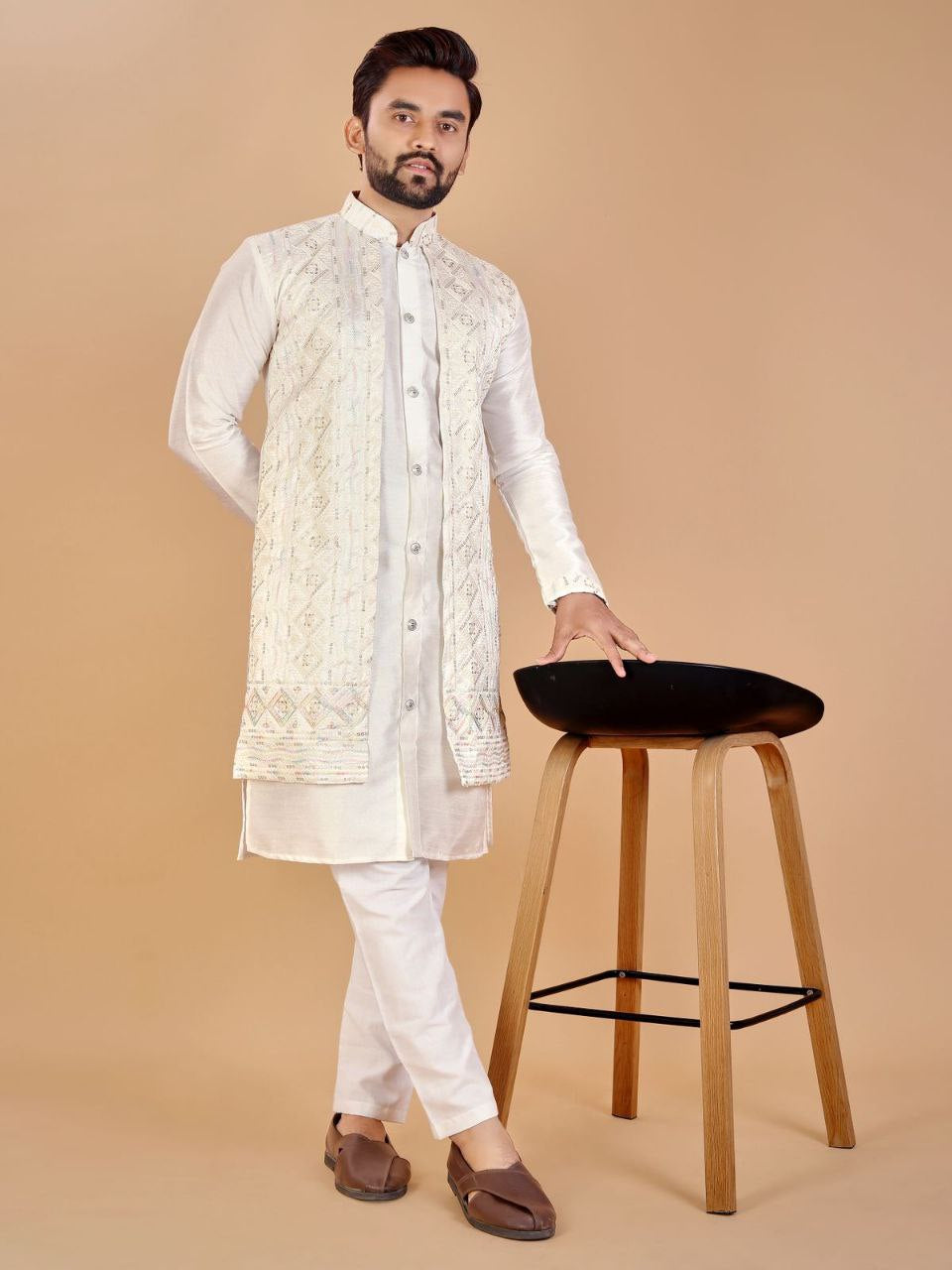 Men Kurta Pyjamas Set with attached Jacket